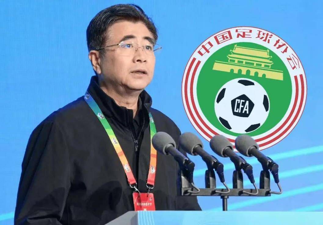 叶忠全心中惊慌，却也只能硬着头皮站出来，开口道：我就是叶家家主。